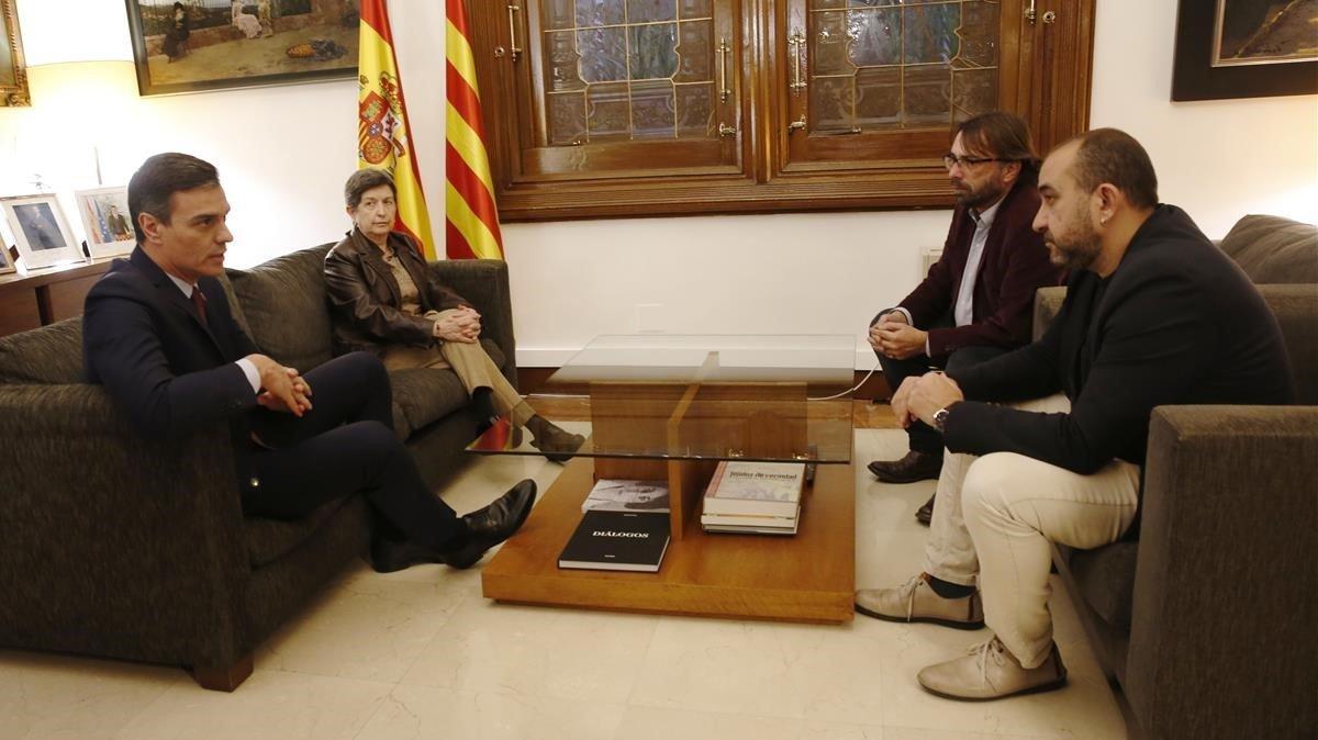 El presidente del Gobierno, Pedro Sánchez, mantiene una reunión con los secretarios generales de CCOO, Javier Pacheco, y UGT, Camil Ros; en Barcelona.