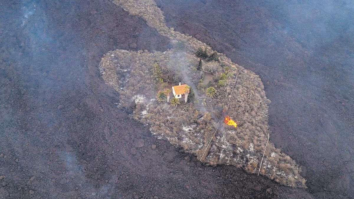 La casa de la familia Cocq, antes de ser engullida por la lava del volcán de La Palma. La casa de la familia Cocq, antes de ser engullida por la lava del volcán de La Palma.