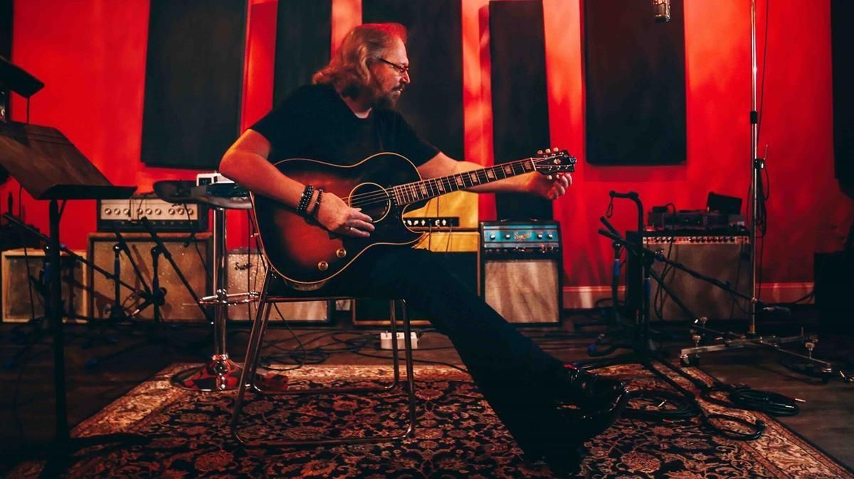 El músico Barry Gibb en el estudio de grabación. El músico Barry Gibb en el estudio de grabación.