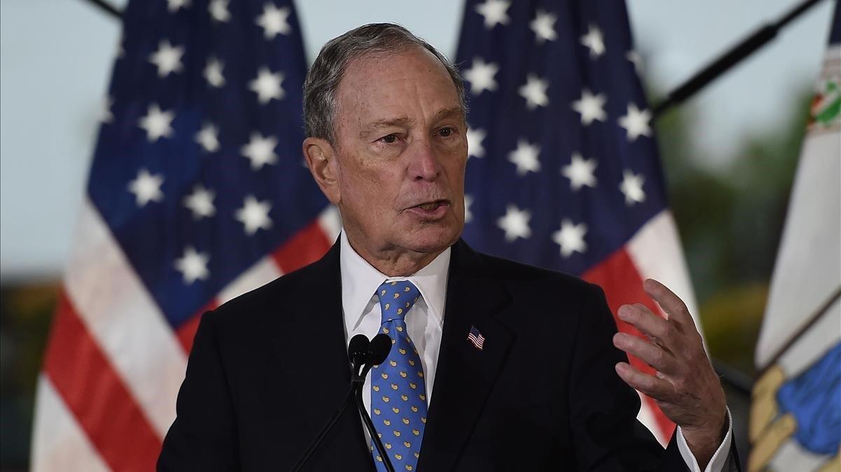 Bloomberg accedeix al seu primer debat coincidint amb el seu auge en les enquestes
