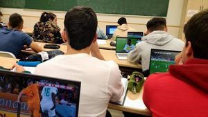 Mirar el Mundial (a escondidas) desde clase: los institutos, superados, toman medidas