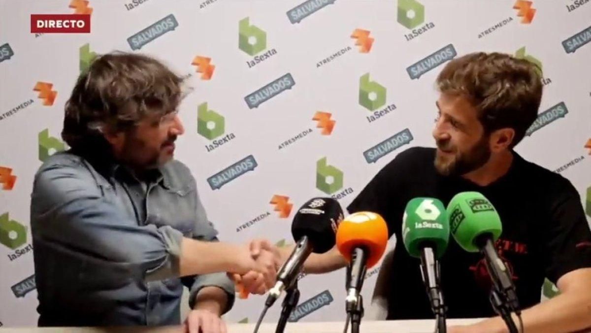 Jordi Évole dando la mano a Gonzo. Jordi Évole dando la mano a Gonzo.