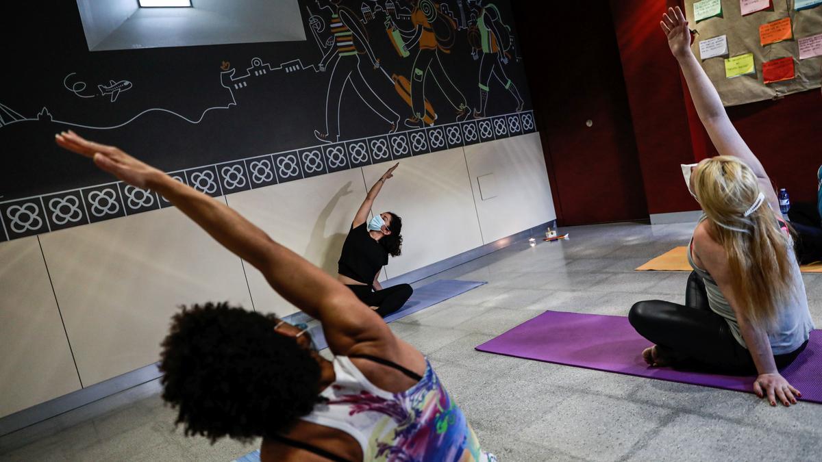 Clase de yoga en el albergue para toxicómanos de la calle de Numància, que en marzo se trasladará a Horta-Guinardó.