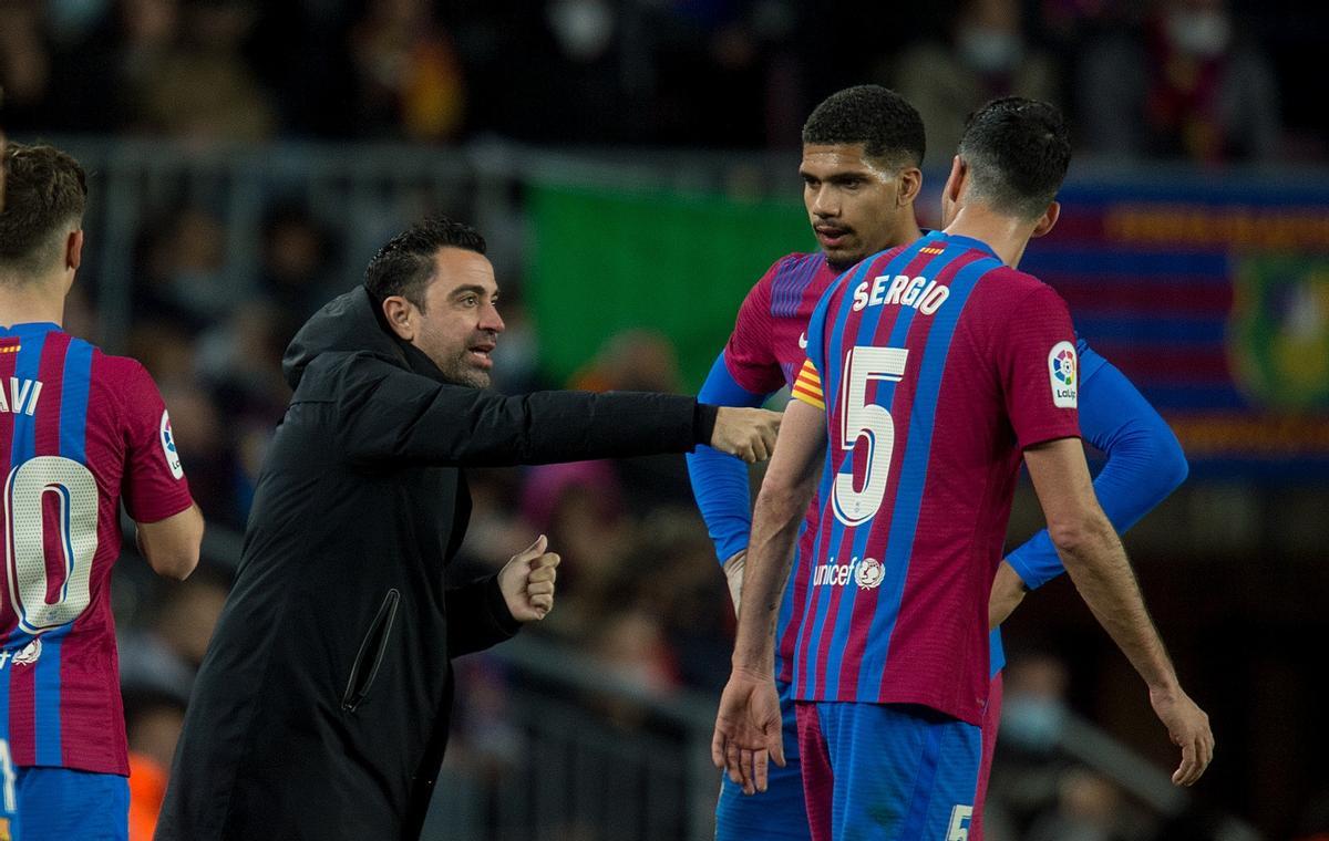 Xavi da instrucciones a Busquets ante Araujo en el Barça-Athletic en el Camp Nou.