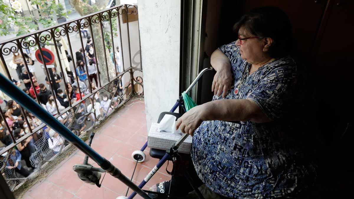 Teresa, asomada al balcón del piso en el que vive desde 1979.