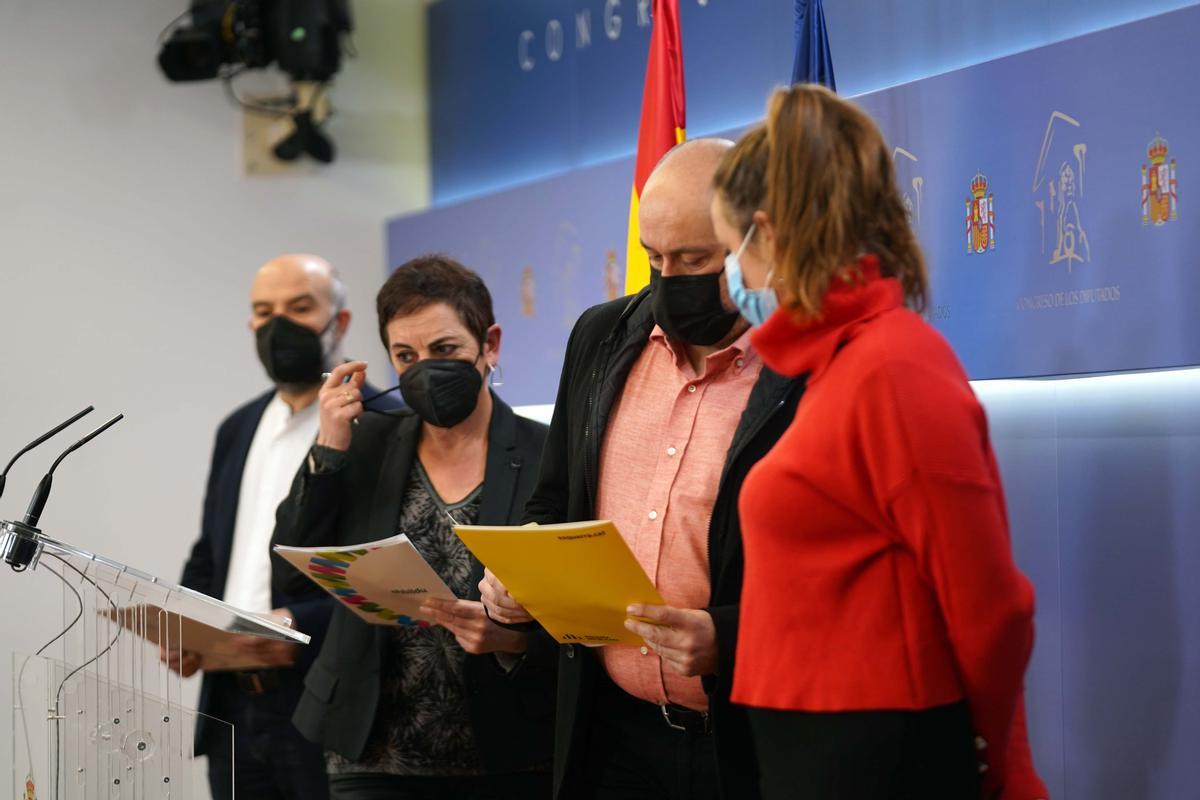 Jordi Salvador (ERC), Mertxe Aizpurua (EH-BILDU), Nestor Rego (BNG) y Mireia Vehí (CUP) presentan  un manifiesto conjunto sobre la reforma laboral.