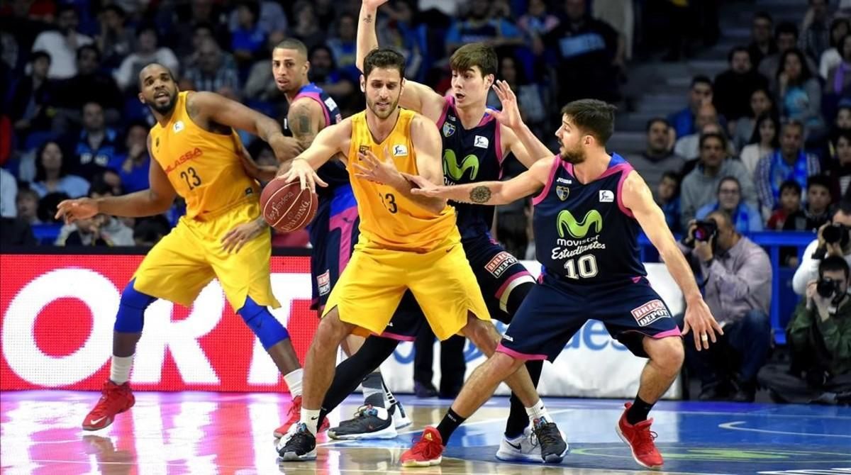 El alero griego del FC Barcelona Lassa Stratos Perperoglou, presionado por el base argentino del Estudiantes Nico Laprovittola. El alero griego del FC Barcelona Lassa Stratos Perperoglou, presionado por el base argentino del Estudiantes Nico Laprovittola.