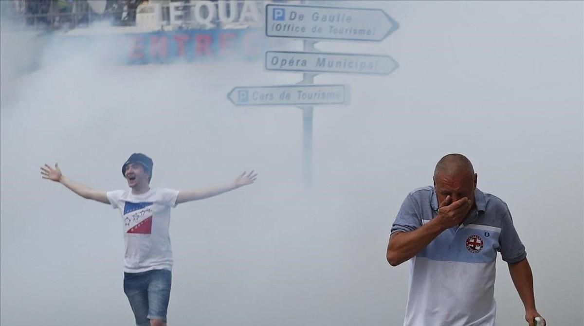 La policía francesa usa gas para disolver los incidentes en Marsella. La policía francesa usa gas para disolver los incidentes en Marsella.