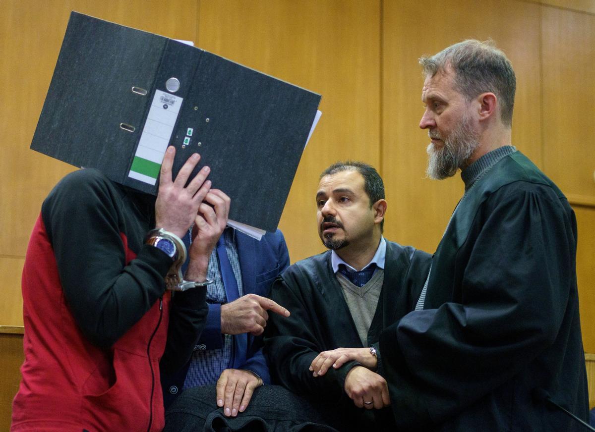 El terrorista de Estado Islámico  Taha A. J. se cubre el rostro con una carpeta durante el juicio en el que ha sido condenado, este martes en Fráncfort.