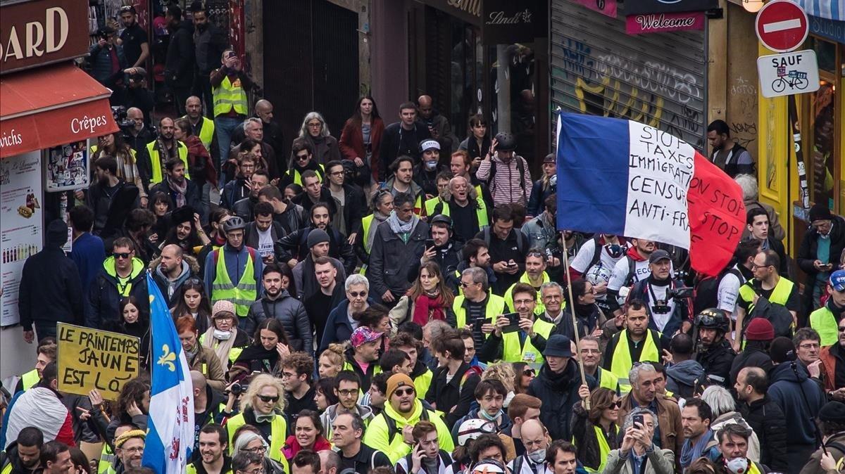 Los chalecos amarillos manifestándose en París en la decimonovena semana consecutiva de movilizaciones. 