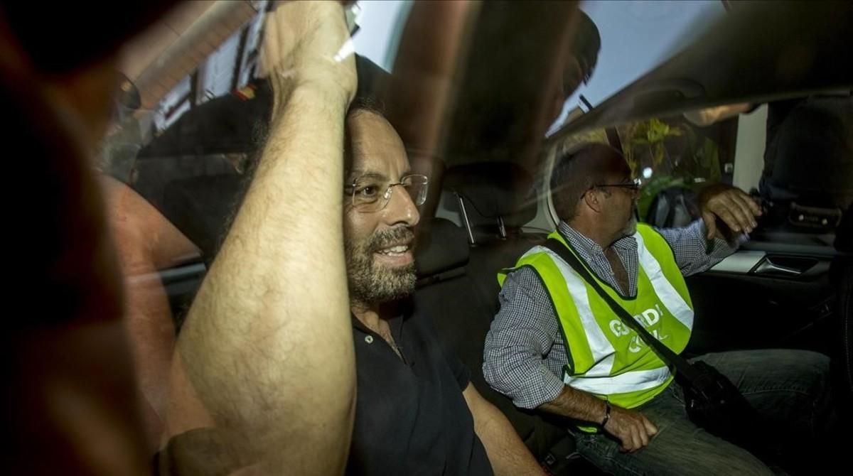 El expresidente del Barca Sandro Rosell sale detenido de su domicilio en la calle Deu i Mata por la guardia civil El expresidente del Barca Sandro Rosell sale detenido de su domicilio en la calle Deu i Mata por la guardia civil