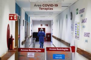 Imagen de archivo de un área covid-19 en un hospital. EFE/José Pazos