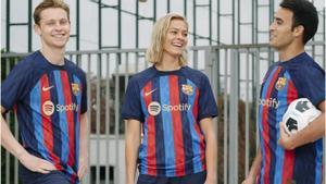 Frenkie de Jong, Fridolina Rölfo y Eric Garcia, con las nuevas camisetas del Barça 22-23.