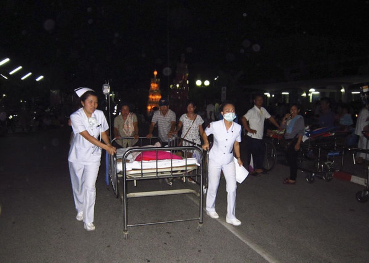 Dos enfermeras trasladan a los pacientes del hospital de Chiang Rai, al norte de Tailandia, evacuado la noche del viernes tras el seísmo. Dos enfermeras trasladan a los pacientes del hospital de Chiang Rai, al norte de Tailandia, evacuado la noche del viernes tras el seísmo.