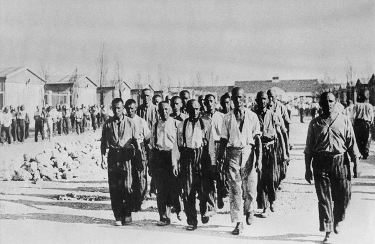 Grupo de reclusos en el campo de concentración de Dachau.  