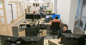 Varios trabajadores de la tecnológica médica suiza Ypsomed en el nuevo centro que la compañía ha abierto en Barcelona