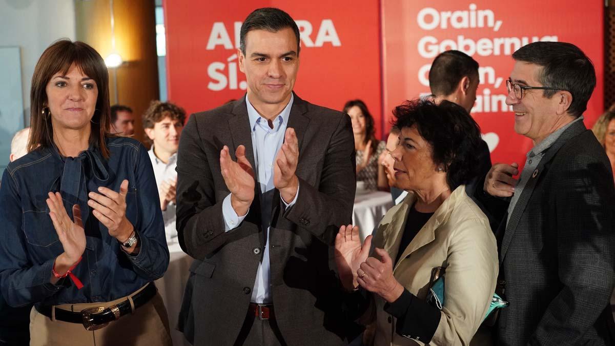 Sánchez se ha comprometido a no pactar con los populares en un acto con candidatos vascos celebrado en un hotel de Vitoria, ciudad que también visitará este mismo viernes el líder del PP, Pablo Casado.