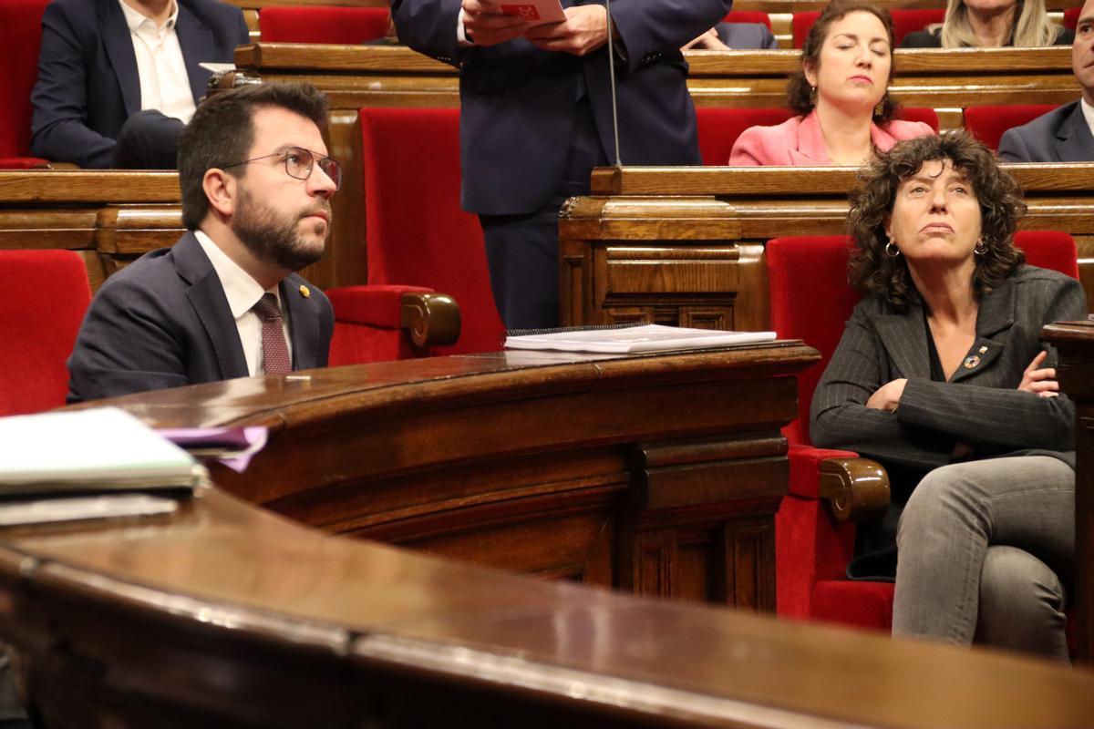El ’president’ de la Generalitat, Pere Aragonès, y la ’consellera’ de Acció Climàtica, Teresa Jordà, en el Parlament.