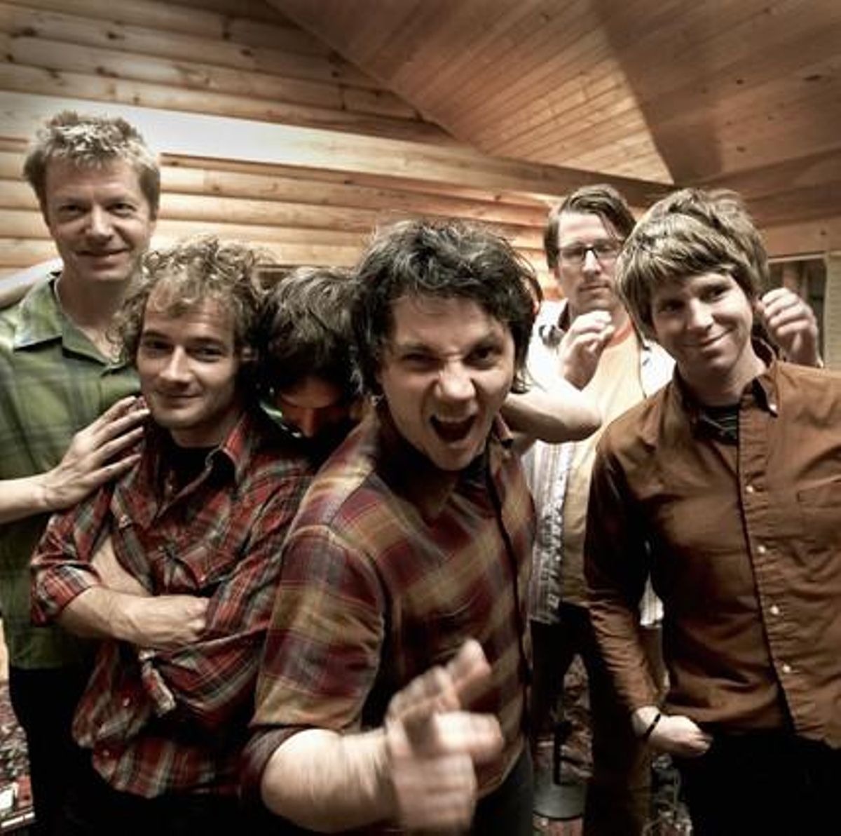 Wilco, en una imagen promocional, con Nels Cline primero por la izquierda y Jeff Tweedy en el centro. Wilco, en una imagen promocional, con Nels Cline primero por la izquierda y Jeff Tweedy en el centro.