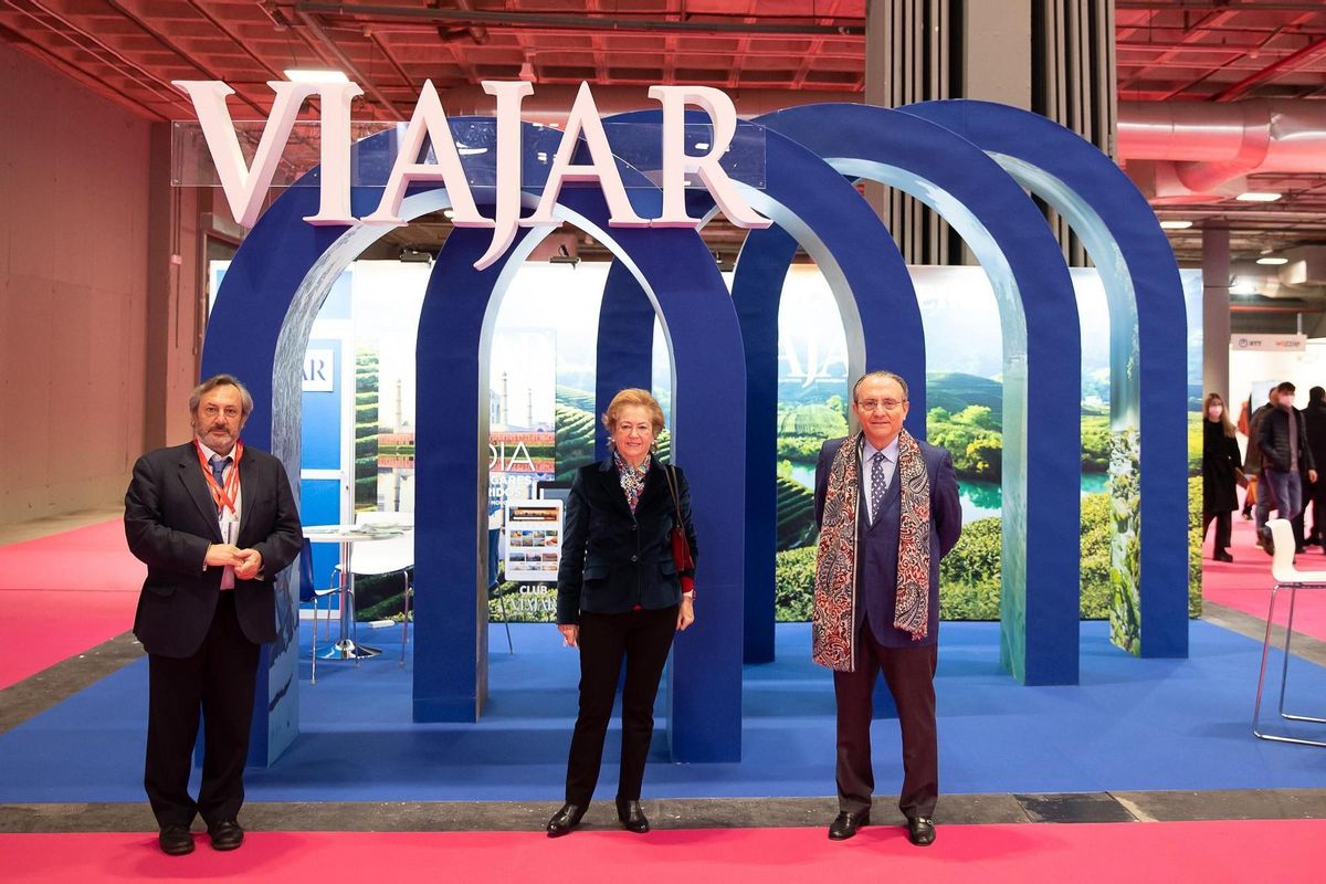 El presidente y la vicepresidenta de Prensa Ibérica, Javier Moll (d) y Arantza Sarasola, ayer, durante su visita al stand de la revista Viajar en Fitur, acompañados por el director de la publicación, Mariano López (i). El presidente y la vicepresidenta de Prensa Ibérica, Javier Moll (d) y Arantza Sarasola, ayer, durante su visita al stand de la revista Viajar en Fitur, acompañados por el director de la publicación, Mariano López (i).