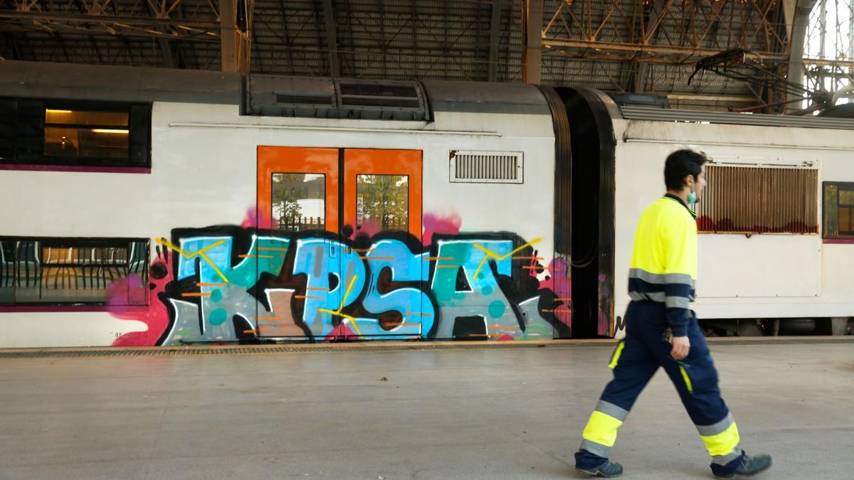 Los Grafitis En Los Trenes De Renfe Costaron Más De 10 Millones En ...