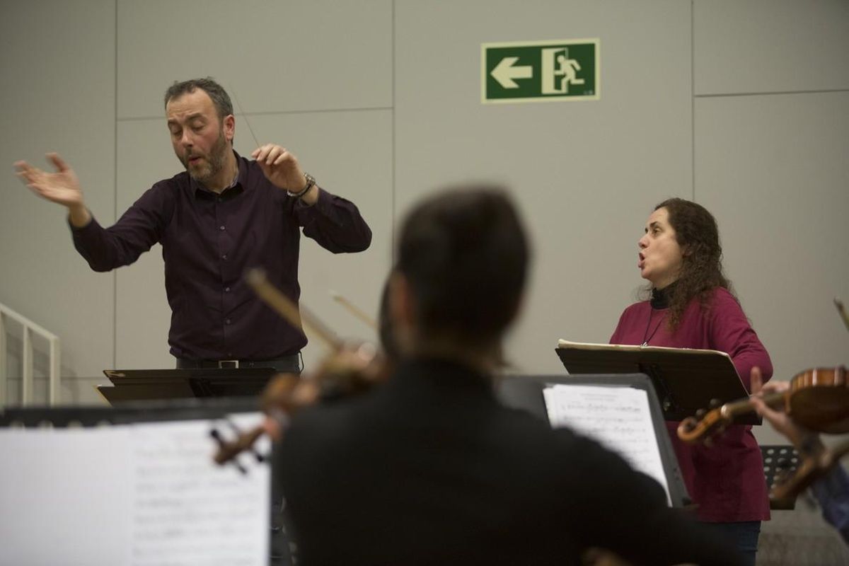 El director Pedro Pardo y Ofèlia Sala, junto a la Orquestra Simfònica Victoria de los Ángeles, durante un ensayo en Sant Cugat. El director Pedro Pardo y Ofèlia Sala, junto a la Orquestra Simfònica Victoria de los Ángeles, durante un ensayo en Sant Cugat.