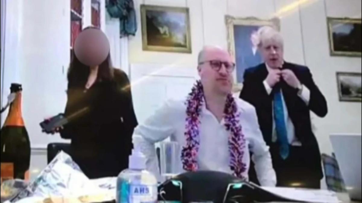 Nueva polémica fotografía de Boris Johnson de fiesta en plena pandemia |  VÍDEO
