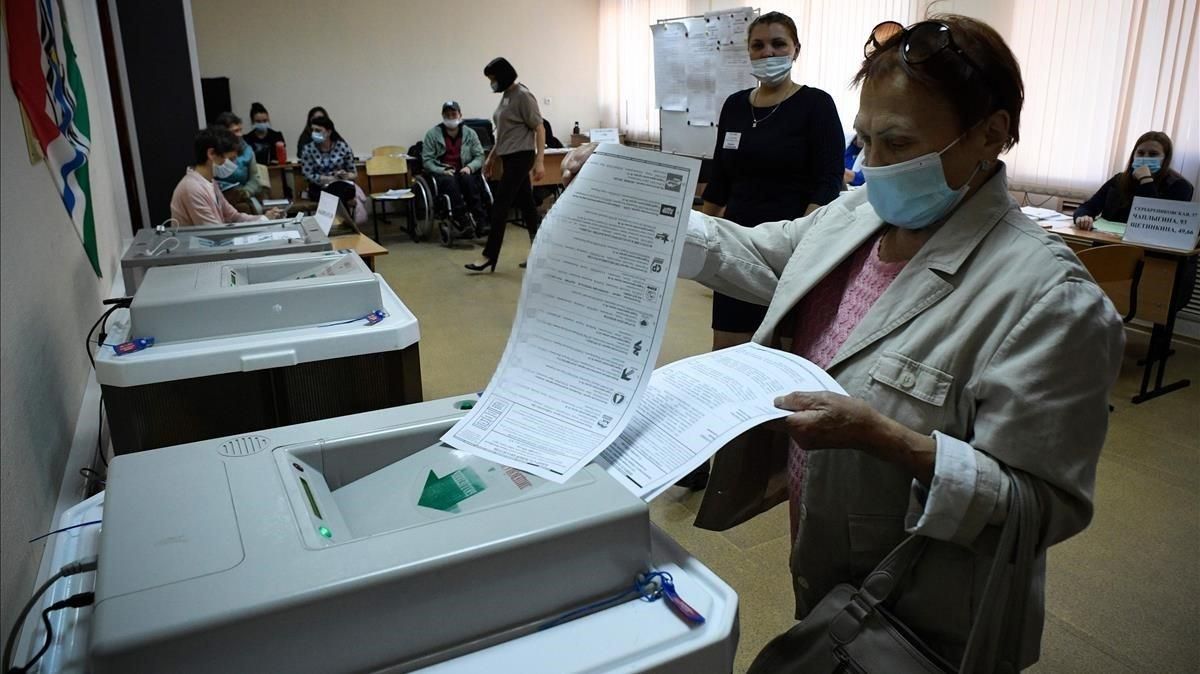 Una ciudadana deposita su voto en un colegio de Novosibirsk, el domingo. Una ciudadana deposita su voto en un colegio de Novosibirsk, el domingo.