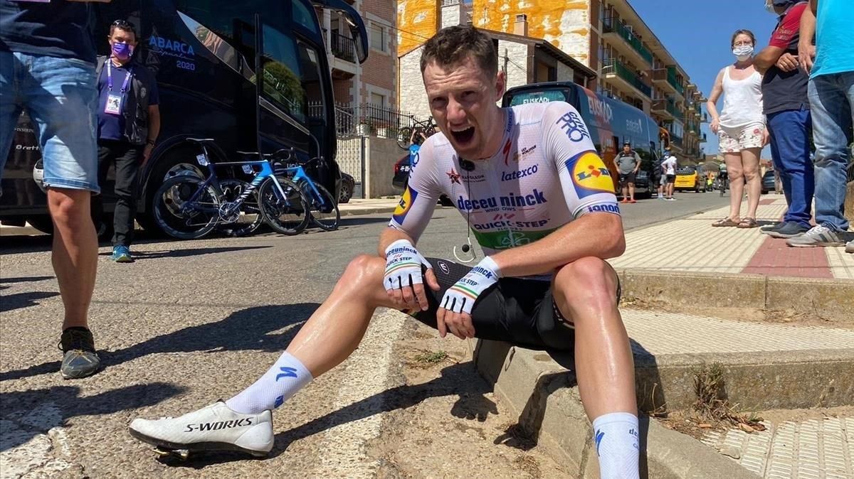 Sam Bennett, derrengado tras ganar en Roa de Duero. Sam Bennett, derrengado tras ganar en Roa de Duero.