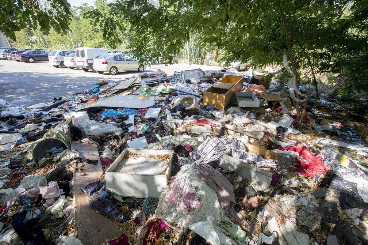 Acumulació d’escombraries a la zona d’aparcament propera a Can Rigalt. Acumulació d’escombraries a la zona d’aparcament propera a Can Rigalt.