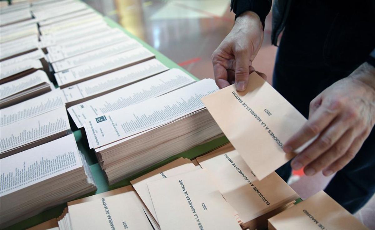Un miembro de la mesa electoral coloca una mesa con papeletas momentos antes de la apertura del colegio Roma de Madrid. Un miembro de la mesa electoral coloca una mesa con papeletas momentos antes de la apertura del colegio Roma de Madrid.