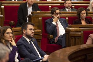 El ’president’ Pere Aragonès, y el líder del PSC, Salvador Illa, en un pleno del Parlament