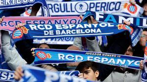 Bufandas del Espanyol en el partido ante el Mallorca en el RCDE Stadium.