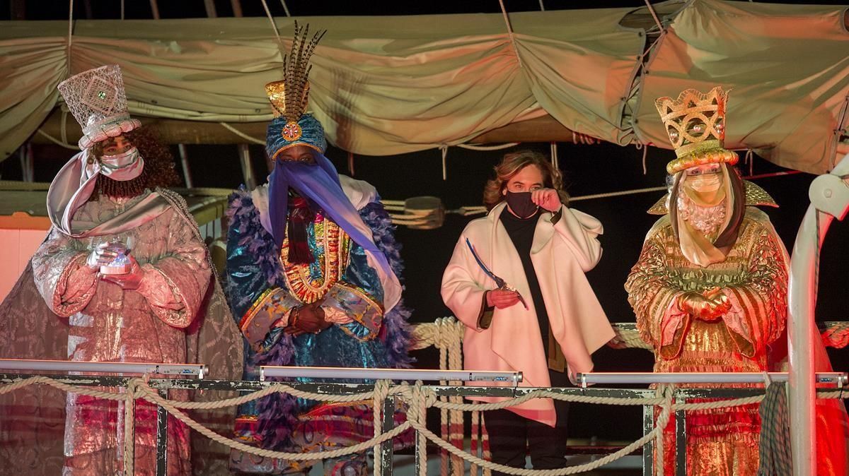 Ada Colau recibe a los Reyes Magos en el Parc del Fòrum el 5 de enero, día en el que regresó a Barcelona de la casa rural donde pasaba las vacaciones, a la que volvió esa misma noche. Ada Colau recibe a los Reyes Magos en el Parc del Fòrum el 5 de enero, día en el que regresó a Barcelona de la casa rural donde pasaba las vacaciones, a la que volvió esa misma noche.