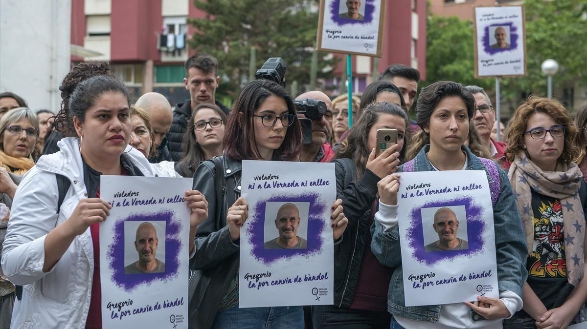 Concentración en la Verneda contra la salida de la cárcel de Gregorio Cano, tras cumplir la condena por violación. Concentración en la Verneda contra la salida de la cárcel de Gregorio Cano, tras cumplir la condena por violación.