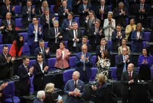 El rey Carlos III recibe el aplauso de los diputados alemanes tras su discurso en el Bundestag, este jueves en Berlín.