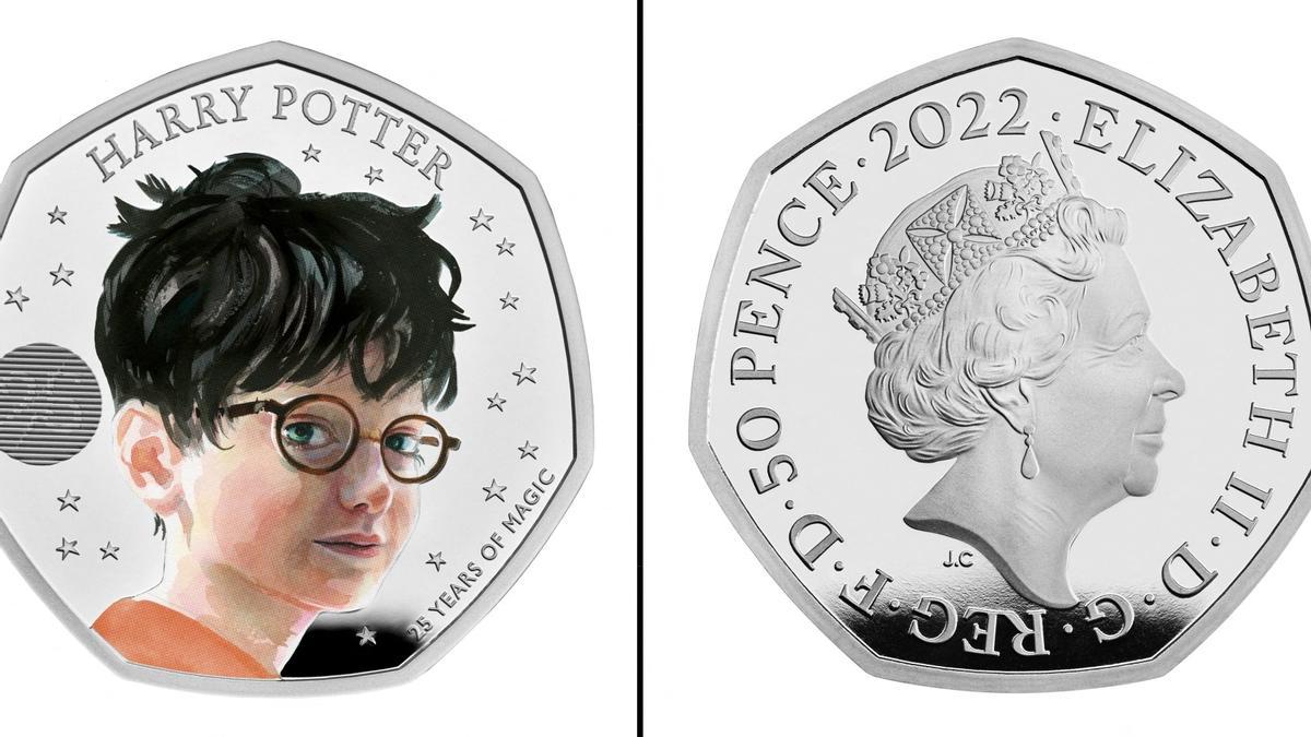 Moneda de 50 peniques con el retrato del pequeño Harry Potter. Al lado, otra con la cara de la reina Isabel II.