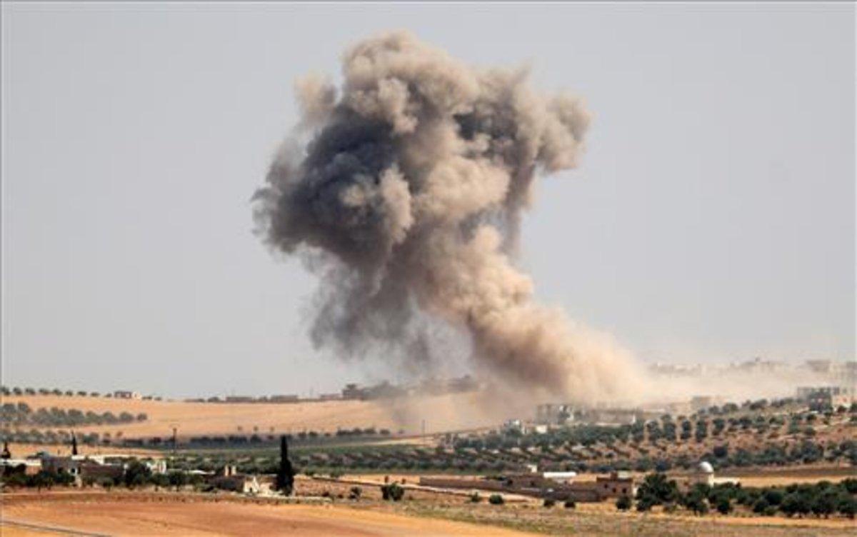 Ondas de humo durante los bombardeos pro-régimen en el área de Maar Hitat en la provincia de Idlib, en el norte de Siria, el 20 de agosto de 2019