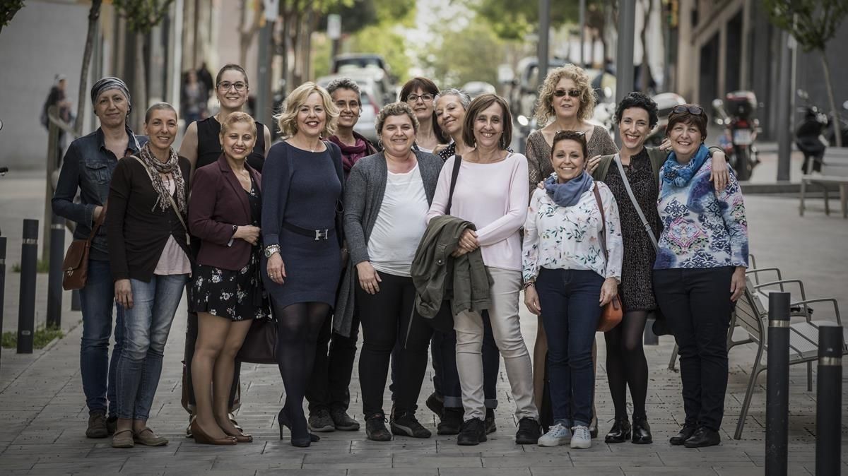 De izquierda a derecha y de atrás a delante Eva Quintana, Núria Tarragó, Montse Dalmau, Mari Pico, Ángeles Oliver, Mercè Arnal, Carolina Casas, Cristina Rusiñol, Eulàlia Sau, Núria Guembe, Lluïsa Flaquer, Mercè Guillen, Marisol Cubero y Elena Teixidó. De izquierda a derecha y de atrás a delante Eva Quintana, Núria Tarragó, Montse Dalmau, Mari Pico, Ángeles Oliver, Mercè Arnal, Carolina Casas, Cristina Rusiñol, Eulàlia Sau, Núria Guembe, Lluïsa Flaquer, Mercè Guillen, Marisol Cubero y Elena Teixidó.