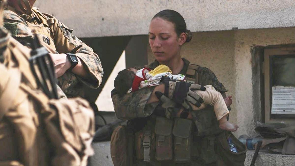 La sargento de los marines Nicole Gee sosteniendo en brazos a un bebé en el aeropuerto internacional Hamid Karzai de Kabul, el 20 de agosto..