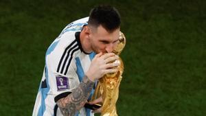 Messi besa la Copa del Mundo tras ganar a Francia en la tanda de penaltis.