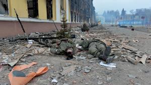 Cuerpos de soldados rusos yacen en una escuela destruida por los bombardeos en la ciudad ucraniana de Kharkiv