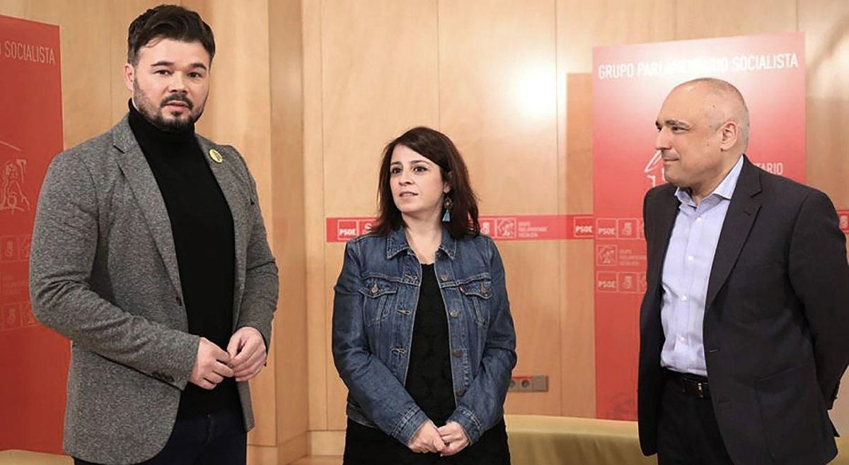 El portavoz de ERC en el Congreso, Gabriel Rufián; la portavoz del Grupo Socialista, Adriana Lastra, y el secretario general del Grupo Socialista, Rafael Simancas, antes de su reunión en el Congreso para la investidura de Pedro Sánchez, el martes pasado. El portavoz de ERC en el Congreso, Gabriel Rufián; la portavoz del Grupo Socialista, Adriana Lastra, y el secretario general del Grupo Socialista, Rafael Simancas, antes de su reunión en el Congreso para la investidura de Pedro Sánchez, el martes pasado.