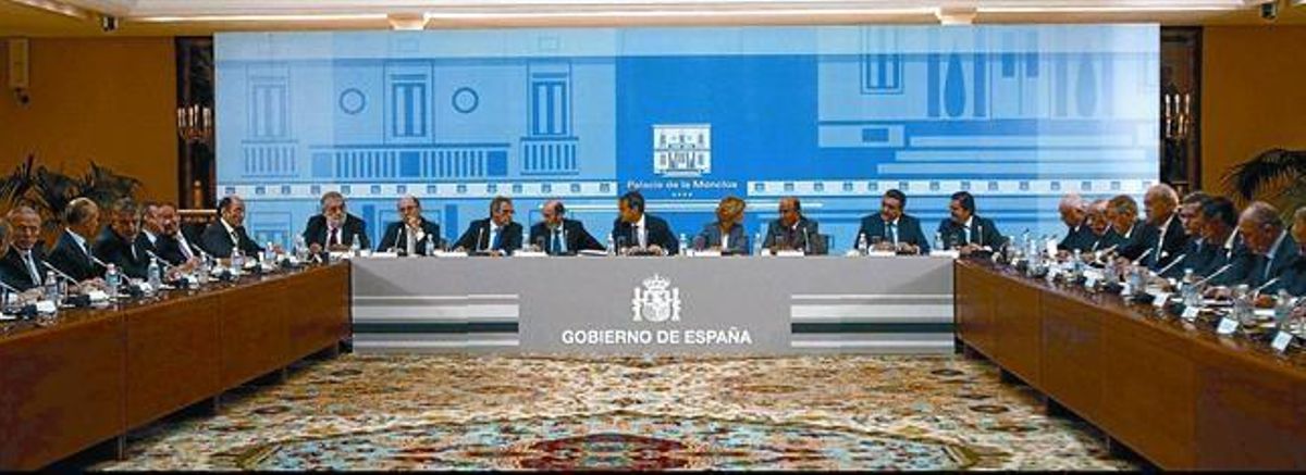 La reunión del presidente del Gobierno (al fondo, en el centro) con los empresarios y banqueros, ayer en La Moncloa. La reunión del presidente del Gobierno (al fondo, en el centro) con los empresarios y banqueros, ayer en La Moncloa.