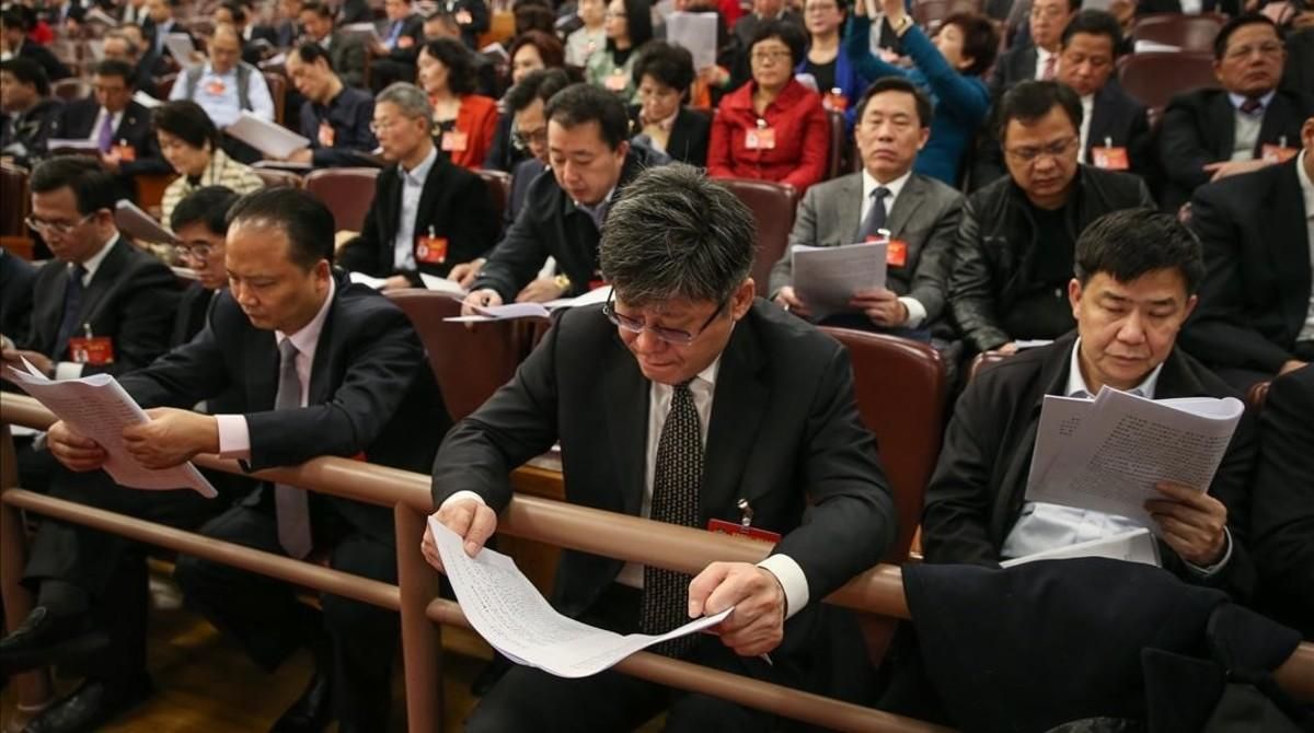 Los delegados de la Asamblea Nacional Popular china participan en la apertura anual de la institución, este domingo en Pekín. Los delegados de la Asamblea Nacional Popular china participan en la apertura anual de la institución, este domingo en Pekín.