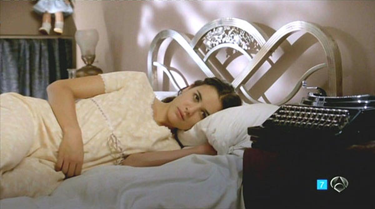 Sira (Adriana Ugarte) duerme junto a la máquina de escribir.