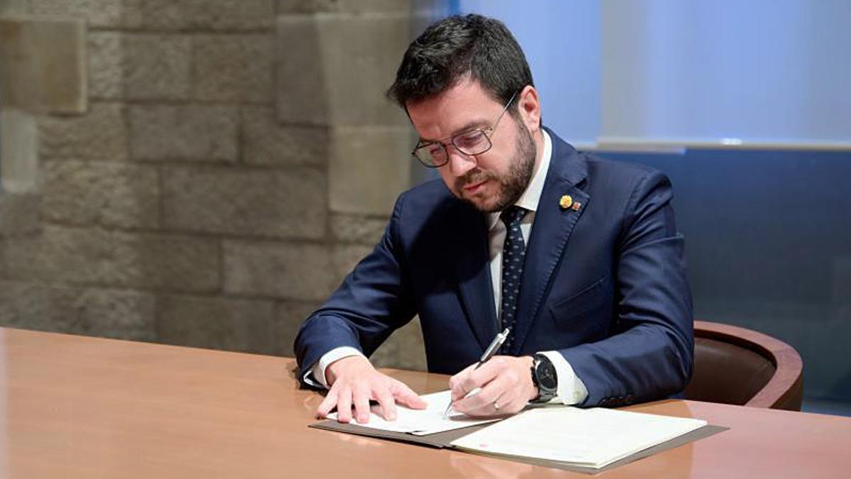 El presidente de la Generalitat, Pere Aragonès, en la firma de un acuerdo de Presupuestos 2023 en la Generalitat