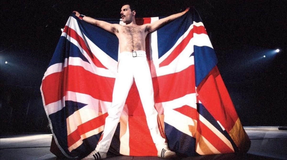 Freddie Mercury sostiene la bandera de Reino Unido durante un concierto con su grupo, ’Queen’. Freddie Mercury sostiene la bandera de Reino Unido durante un concierto con su grupo, ’Queen’.