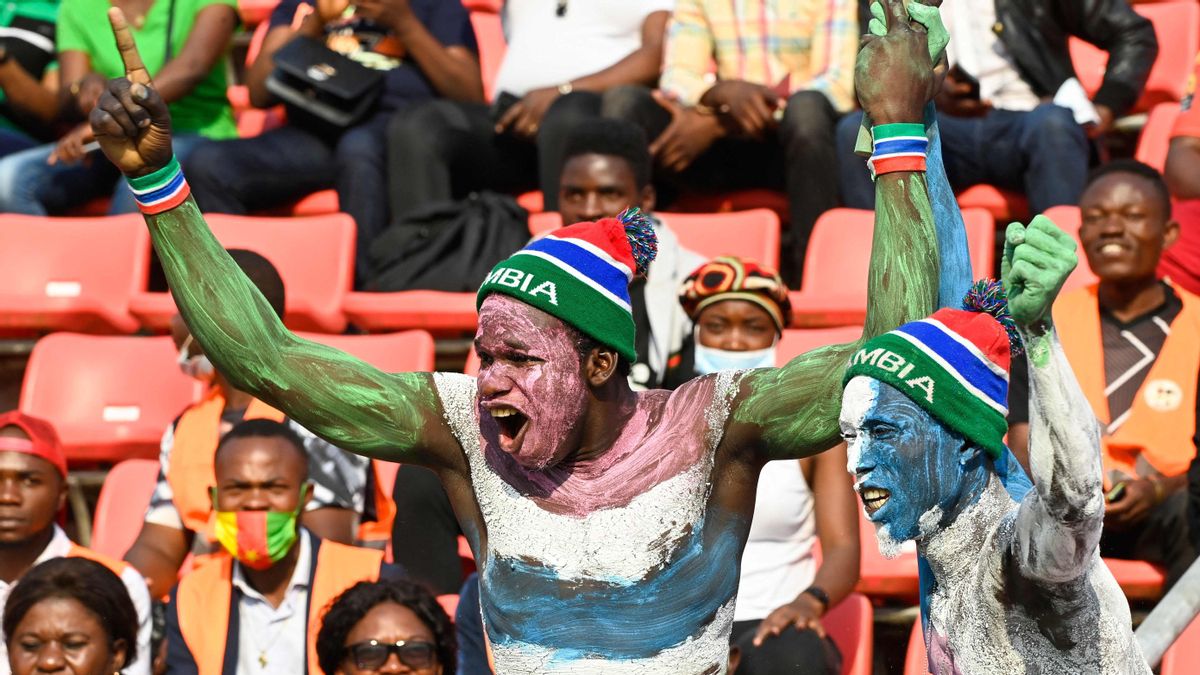 Seguidores de Gambia celebran el gol del triunfo de su selección en el encuentro de octavos contra Guinea. Seguidores de Gambia celebran el gol del triunfo de su selección en el encuentro de octavos contra Guinea.