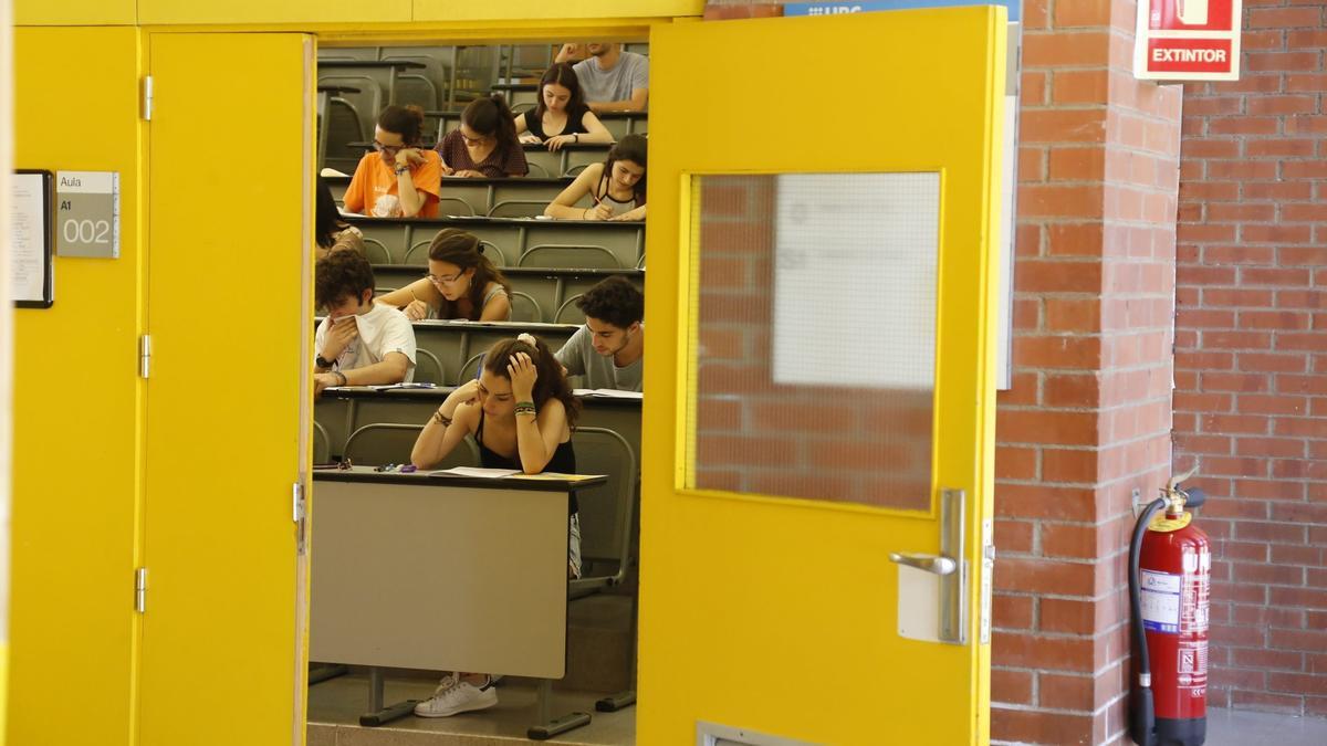 Interior de un aula de la UPC donde se realiza un examen de las PAU